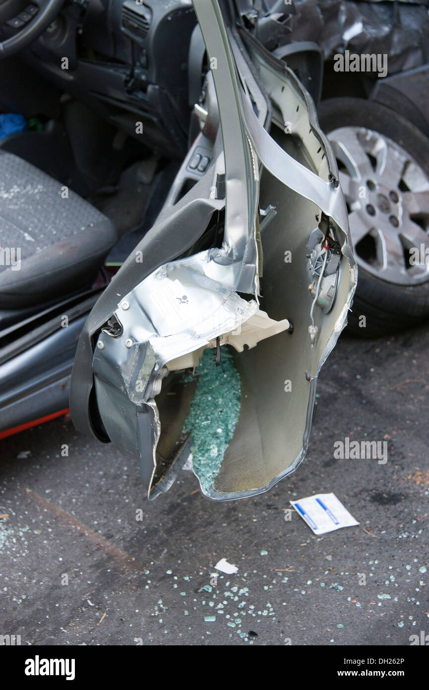 Auto Tür Absturz geschnittenen Feuer retten Backen des Lebens Stockfoto