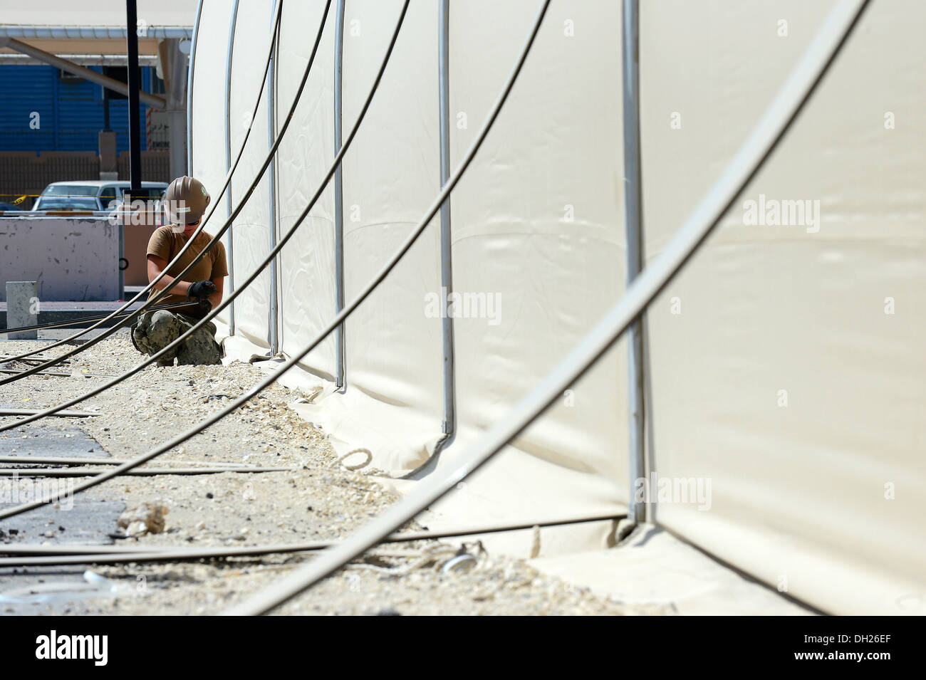 NAVAL SUPPORT Aktivität BAHRAIN (22. Oktober 2013) Stahlarbeiter Constructionman Amanda Westensee, Commander Task Group zugeordnet Stockfoto