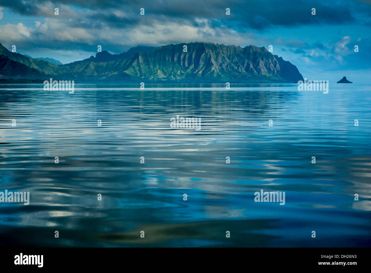 Am frühen Morgen auf Kaneohe Bay.  Am Weg zum Ahu o Laka erschossen.  Kaneohe Bay Sand Bar.  Kualoa in Ferne.  Koolau Mountains. Mokolii Stockfoto