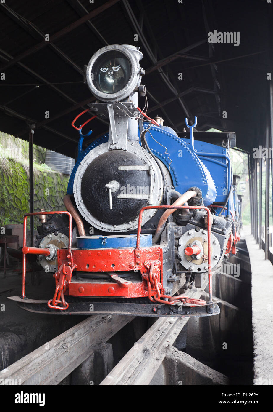 Vintage British gebaut B Klasse Schmalspur Dampflokomotiven (auch bekannt als die Spielzeugeisenbahn) in Darjeeling Bahnhof Lokschuppen Stockfoto
