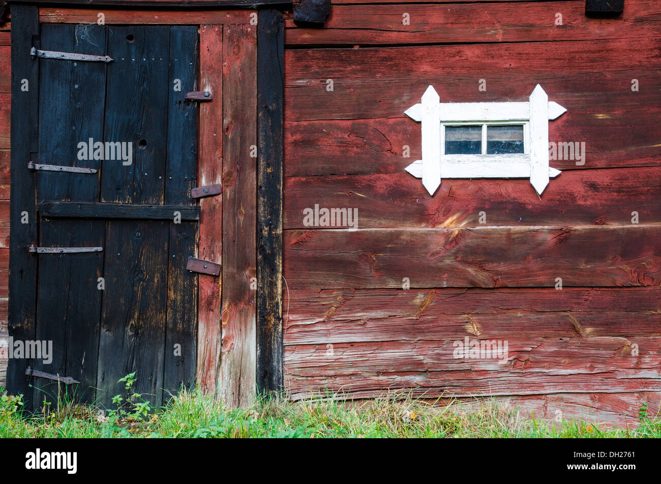 Verwitterte alte hölzerne Scheune Wand. Stockfoto