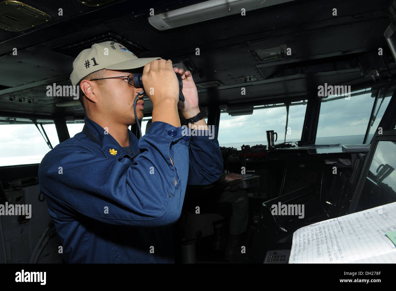 Atlantik (25. Oktober 2013) Lt. CMdR Jerry Ragadio sucht Kontakte aus der Pilothaus an Bord des Flugzeugträgers USS Theodore Roosevelt (CVN-71). Theodore Roosevelt ist im Gange Träger Qualifikationen führen. Stockfoto