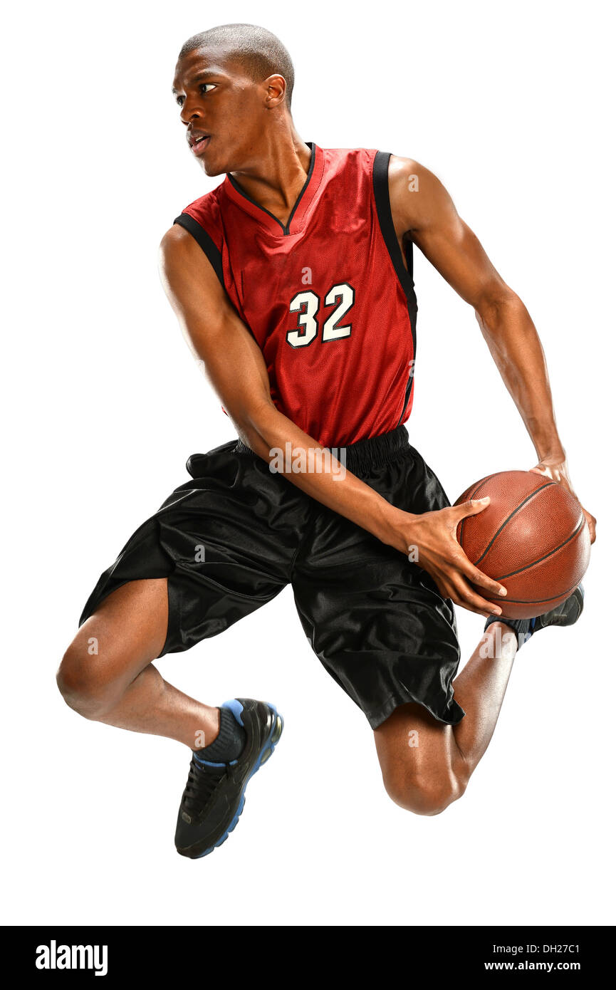 US-amerikanischer Basketballspieler dunking Kugel isoliert auf weißem Hintergrund Stockfoto