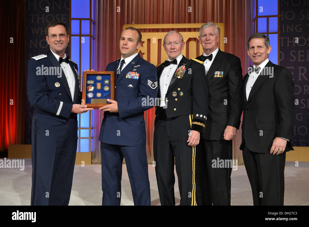 New York Air National Guard Staff Sgt Christopher Petersen (zweiter von links) erhält eine Plakette erkennen ihn als den USO N Stockfoto