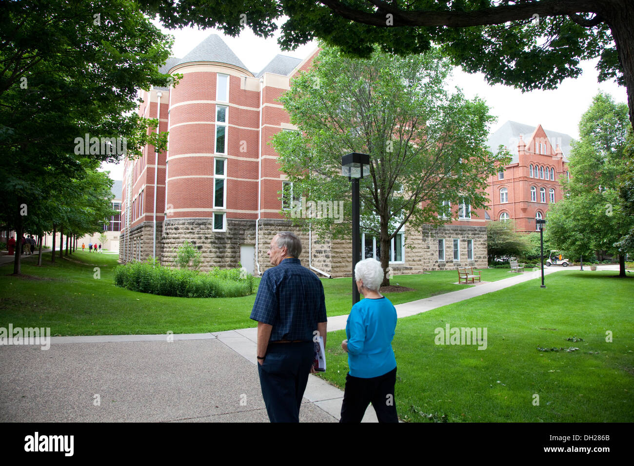 Ein paar Macalester College-Absolventen für ihre 50 Jahre Wiedervereinigung zu Fuß zum alten Main zurück. St Paul Minnesota MN USA Stockfoto