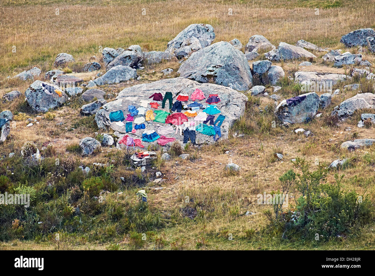 Trocknenden Tücher auf einem Felsen hoch oben in den Anden, Peru, Südamerika Stockfoto