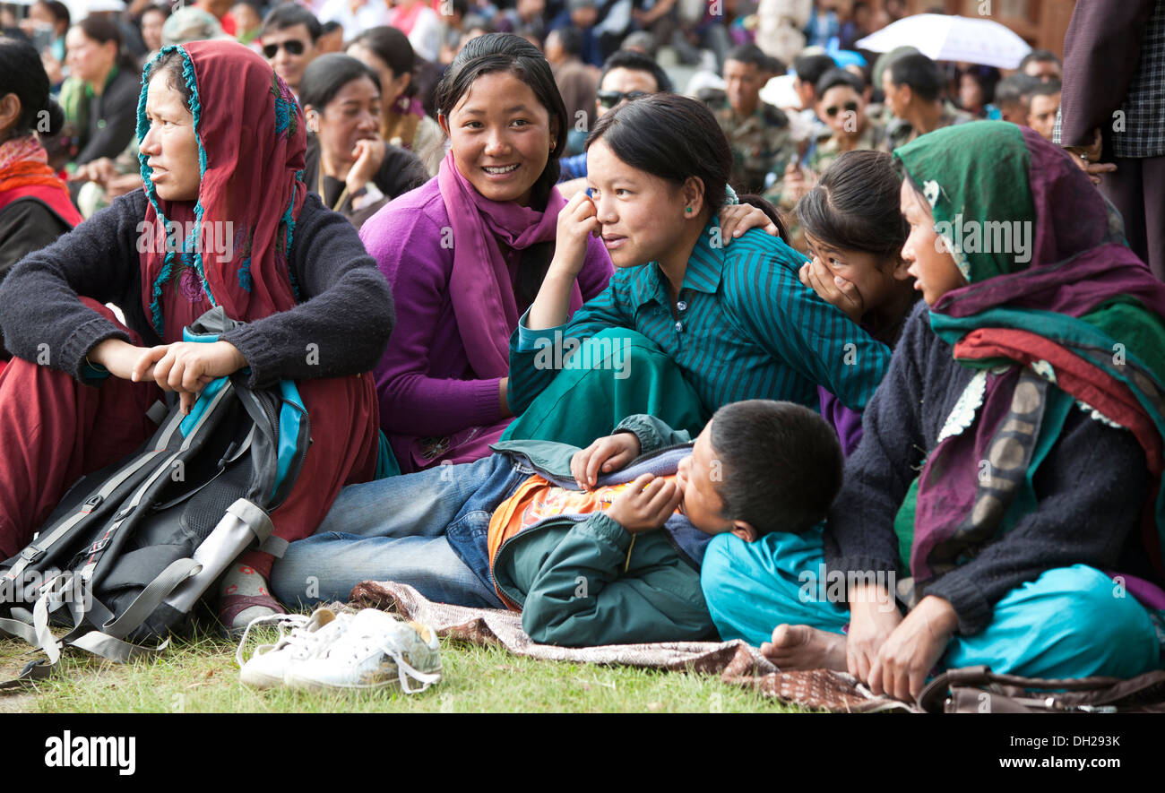Ladakhi Frauen in traditioneller Tracht inmitten der Massen als s. H. der Dalai Lama leitet Lehren auf 2013 Kalachakra Ladakh, Indien Stockfoto