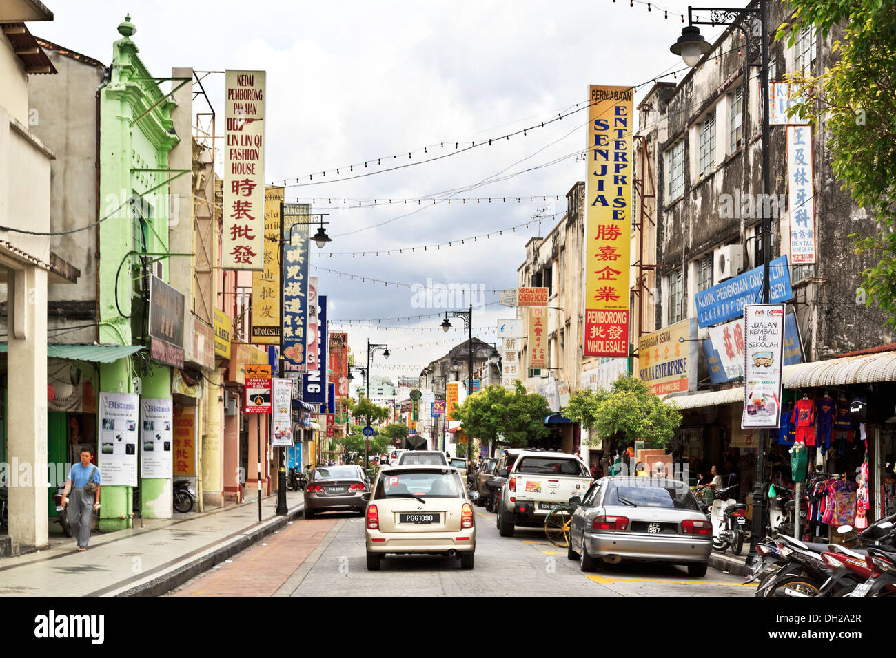 Geschäftshäusern entlang einer Straße in George Town, Penang, Malaysia Stockfoto