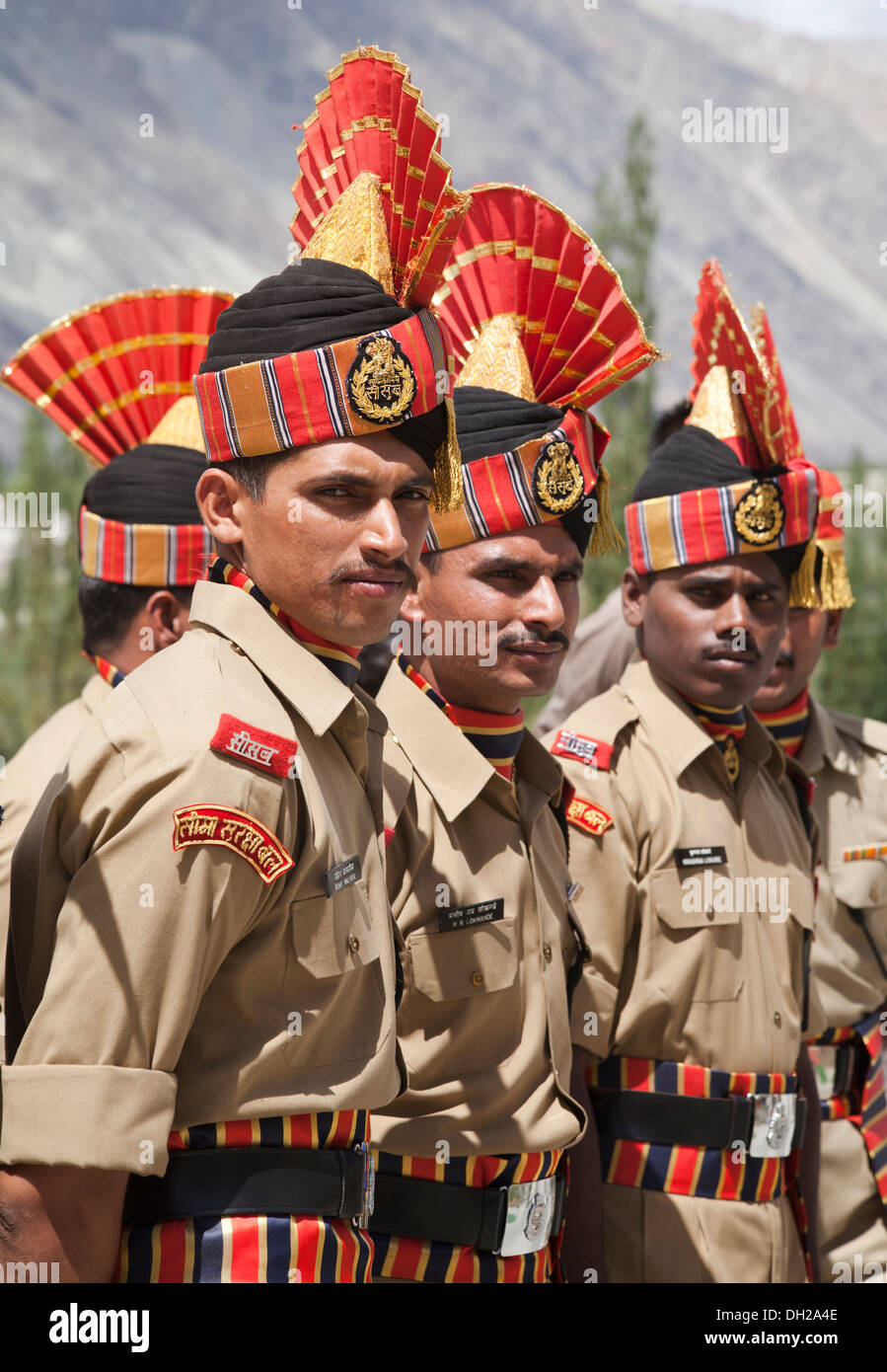 Mitglieder des Indiens Border Security Force in Galauniform, die Teilnahme an der Gedenkfeier am Panamik Ladakh. Stockfoto