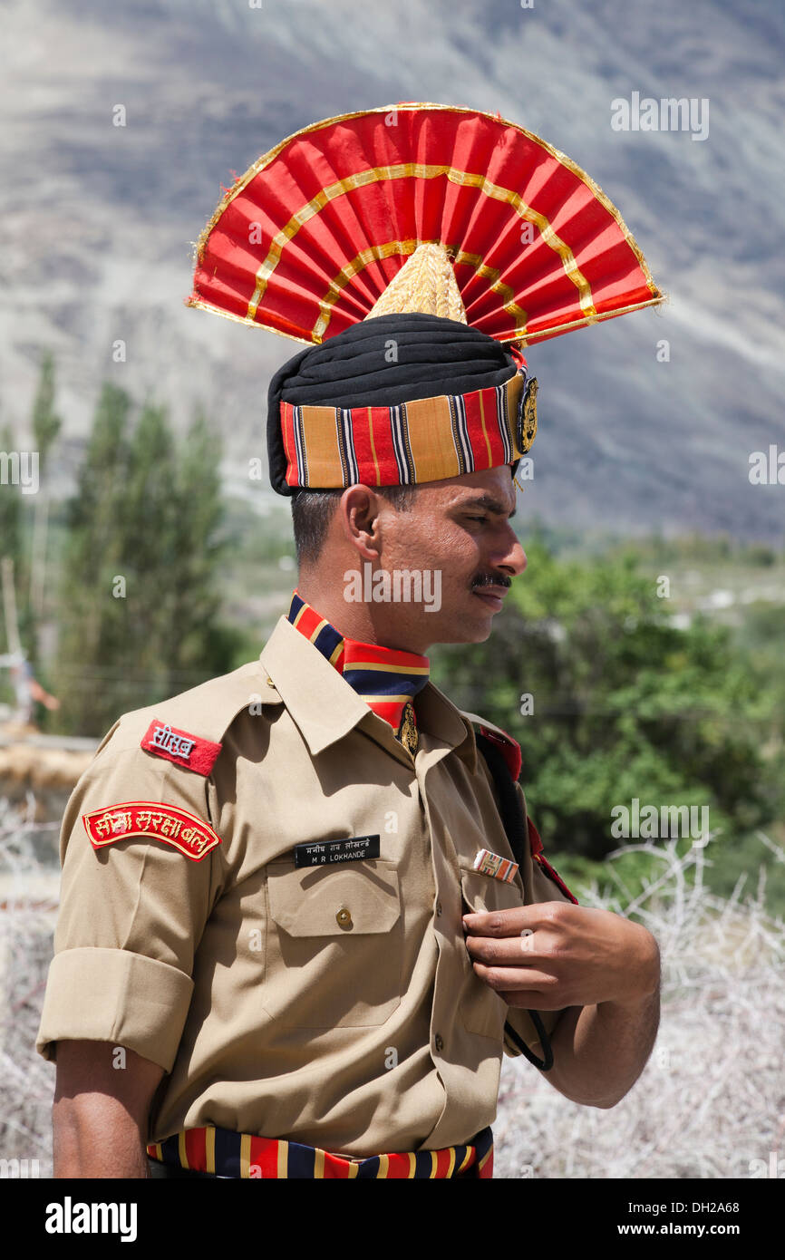 Mitglieder des Indiens Border Security Force in Galauniform, die Teilnahme an der Gedenkfeier am Panamik Ladakh. Stockfoto