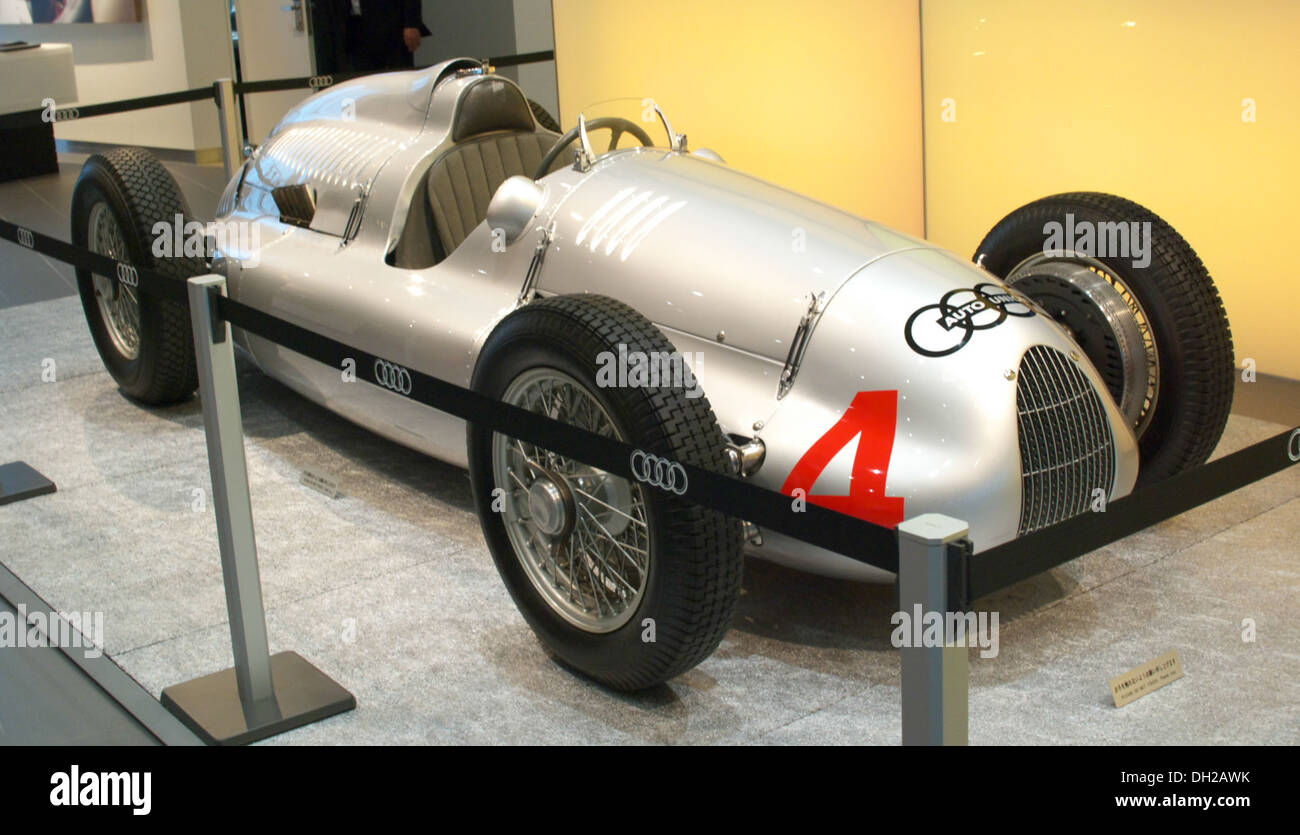 Der 1938 Auto-Union Type D ist ein historischer Rennwagen, der für seine fortschrittliche Technik und Geschwindigkeit bekannt war. Er war einer der innovativsten Rennwagen seiner Zeit, mit einem leistungsstarken Motor und modernstem Design, der an den Grand Prix-Veranstaltungen vor dem Zweiten Weltkrieg teilnahm. Stockfoto