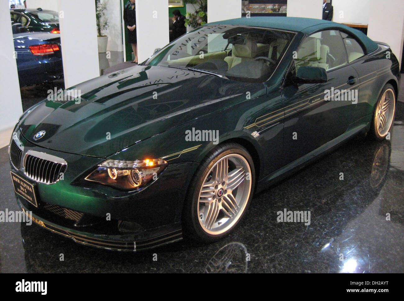 Der 2007 Alpina B6 S ist ein Hochleistungs-Luxusfahrzeug auf Basis des BMW 6er. Er ist bekannt für seinen leistungsstarken Motor, sein schlankes Design und seine fortschrittliche Technik, die ein kultiviertes Fahrerlebnis bietet. Stockfoto