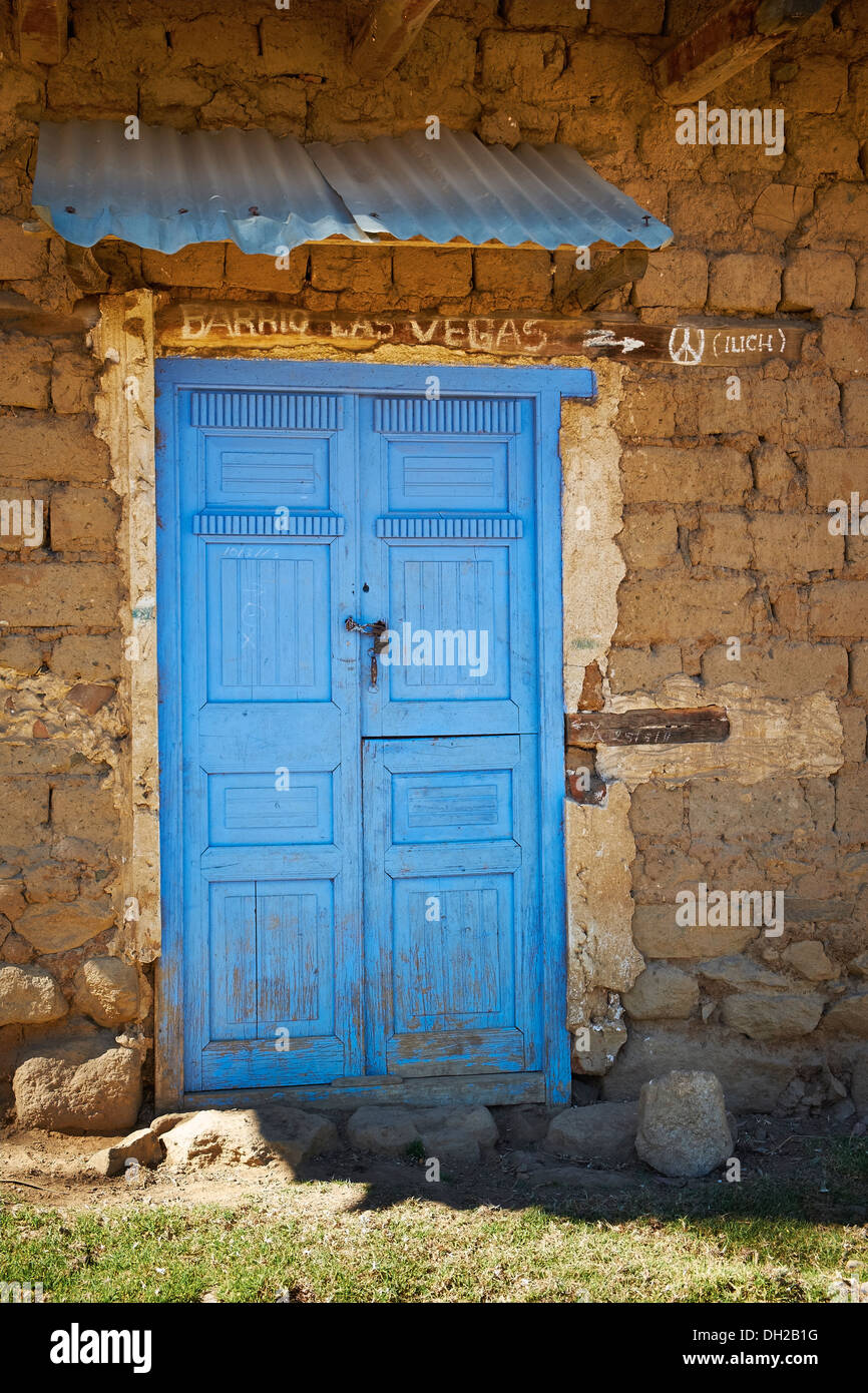 Eine alte blaue Tür auf eine Adobe Gebäude in den peruanischen Anden, Südamerika. Stockfoto