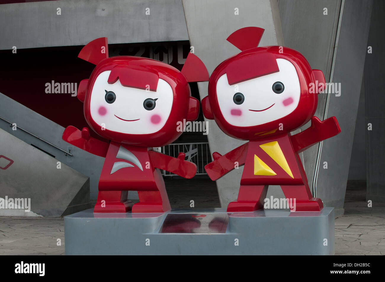 Maskottchen vor National Stadium auch bekannt als das Vogelnest in Chaoyang District, Beijing, China Stockfoto