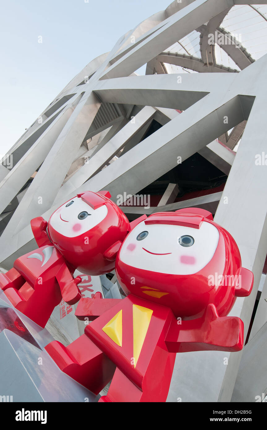 Maskottchen vor National Stadium auch bekannt als das Vogelnest in Chaoyang District, Beijing, China Stockfoto