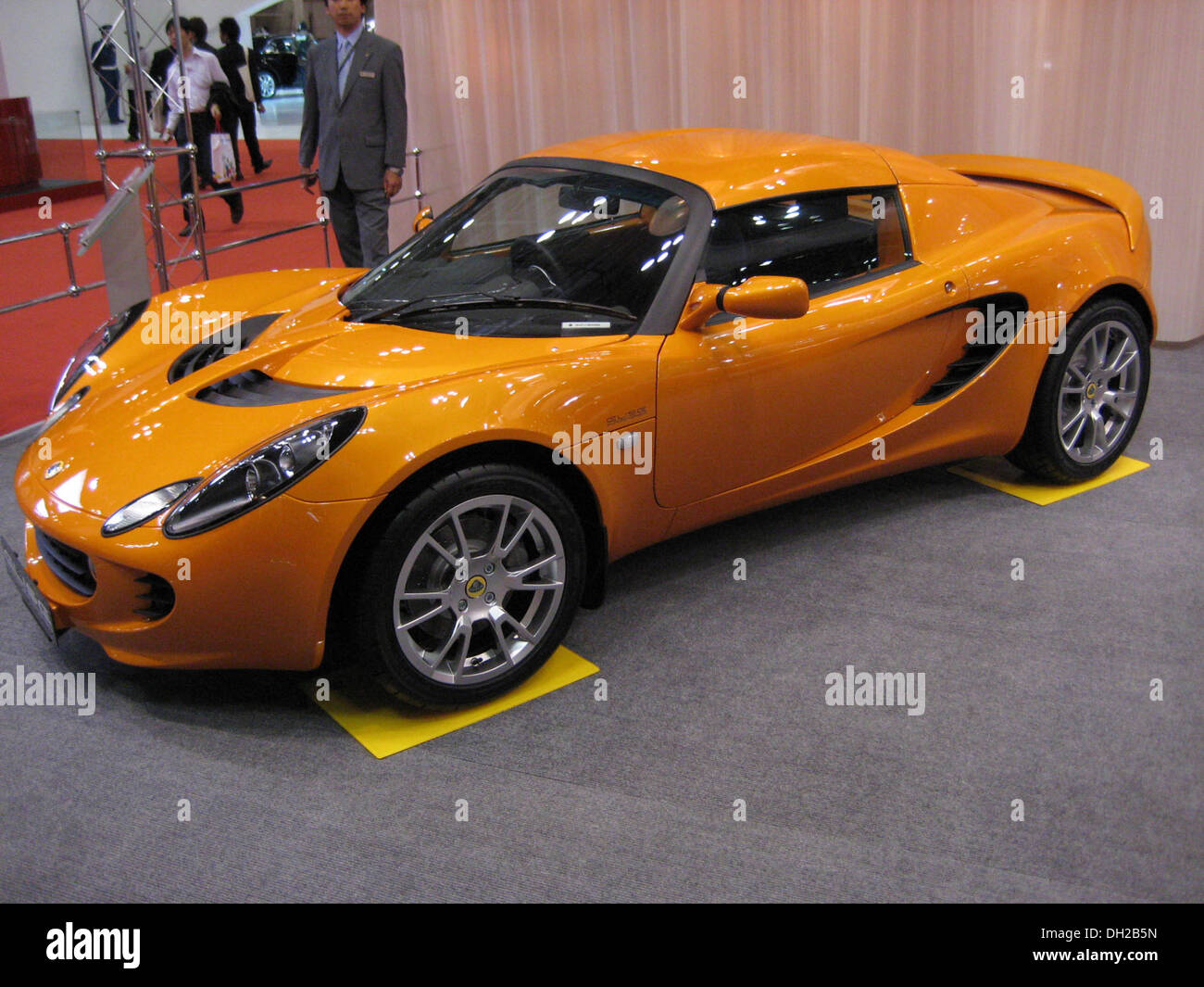 Ein 2007er Lotus Elise SC mit Kompressormotor und leichtem Design zeigt seine schlanke Karosserie und die leistungsstarken Funktionen in der Sportwagenkategorie. Stockfoto
