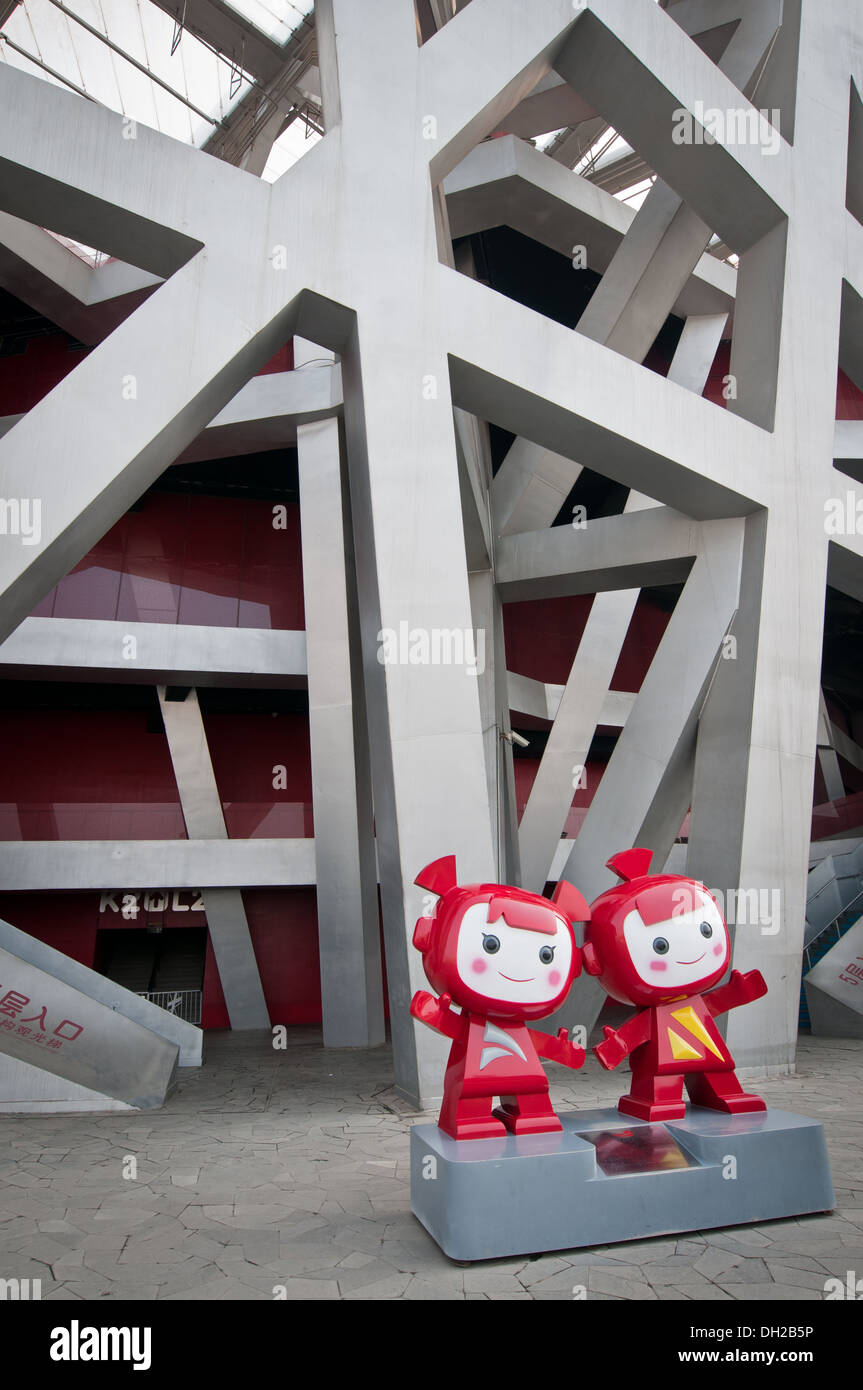 Maskottchen vor National Stadium auch bekannt als das Vogelnest in Chaoyang District, Beijing, China Stockfoto