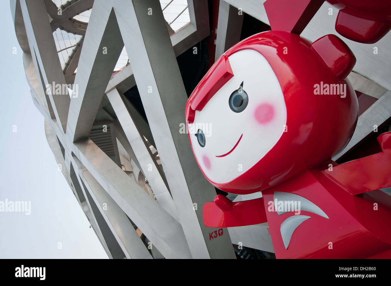 Maskottchen vor National Stadium auch bekannt als das Vogelnest in Chaoyang District, Beijing, China Stockfoto