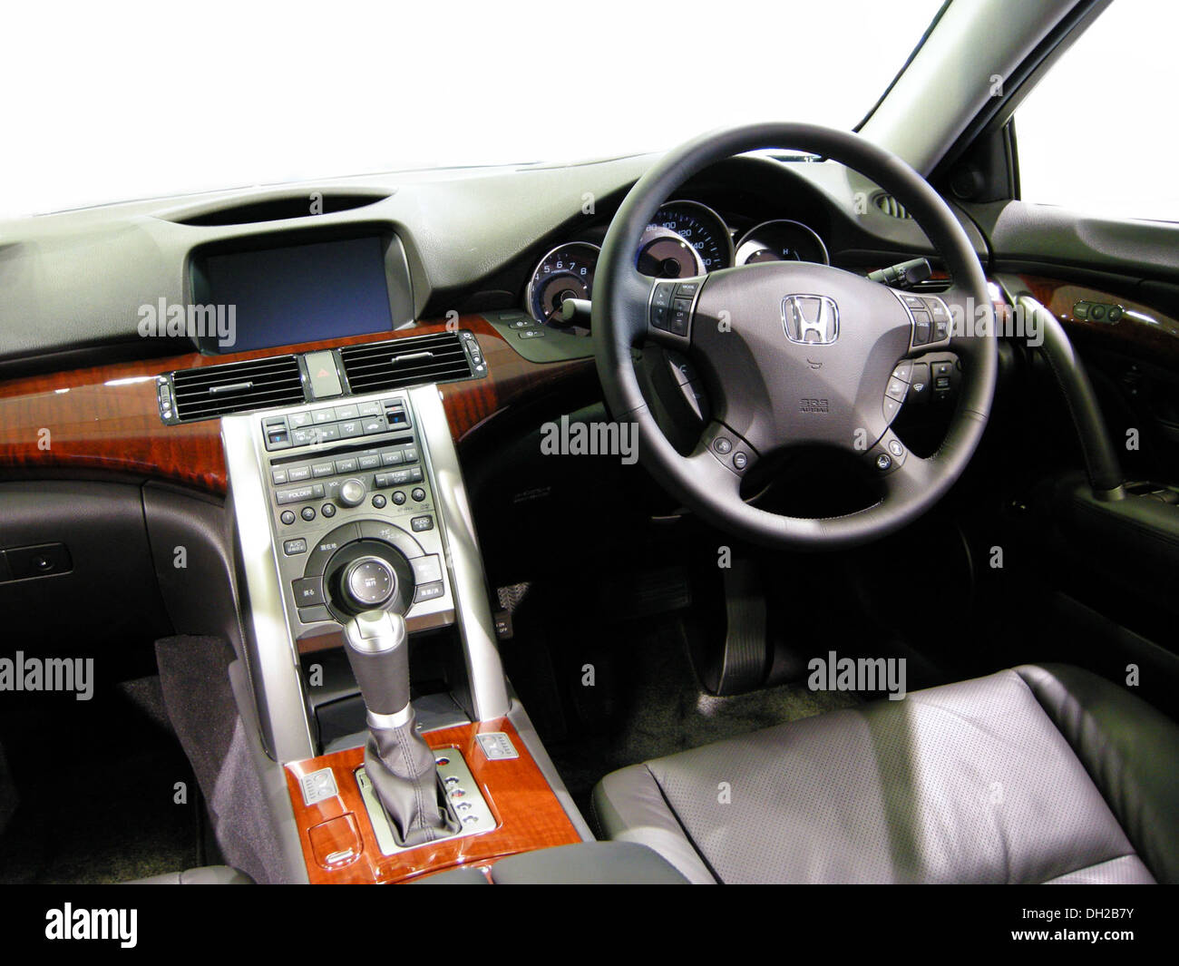 Die Honda Legend 2008 ist eine Luxuslimousine, die für ihr raffiniertes Design und ihre fortschrittliche Technologie bekannt ist. Er bietet ein ruhiges Fahrerlebnis, das Leistung mit hochwertigen Komfortfunktionen für Premium-Käufer kombiniert. Stockfoto