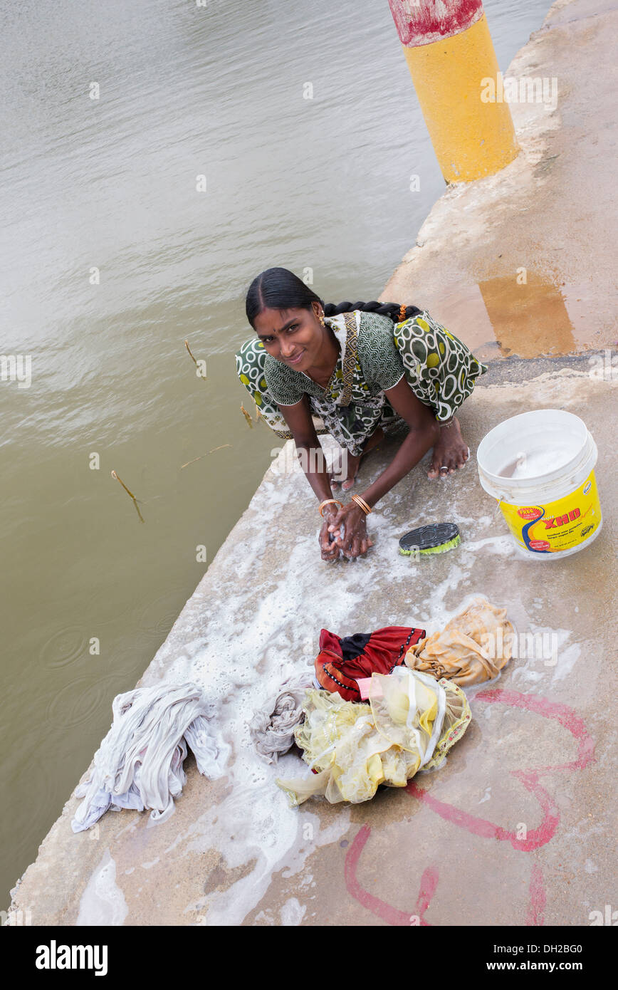Indische Frau Wäsche von hand neben einem Fluss. Andhra Pradesh, Indien Stockfoto