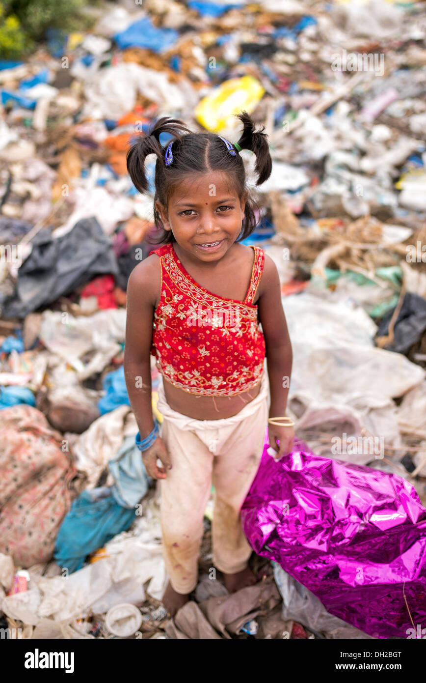 Armen niedrigere Kaste Inderin stehend in einer Müllhalde. Andhra Pradesh, Indien Stockfoto