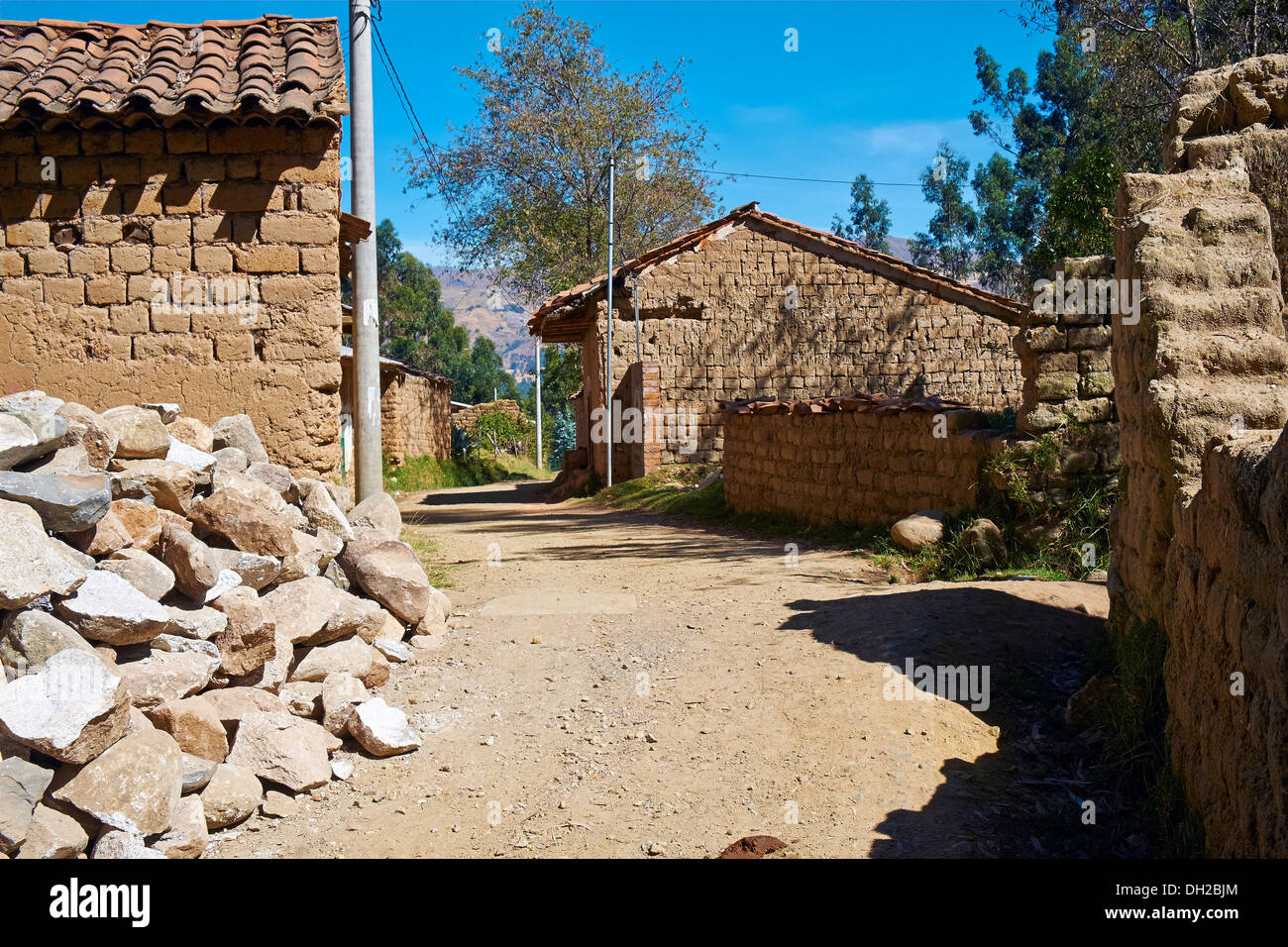 Adobe-Eigenschaften in einer ländlichen Siedlung in den peruanischen Anden. Stockfoto