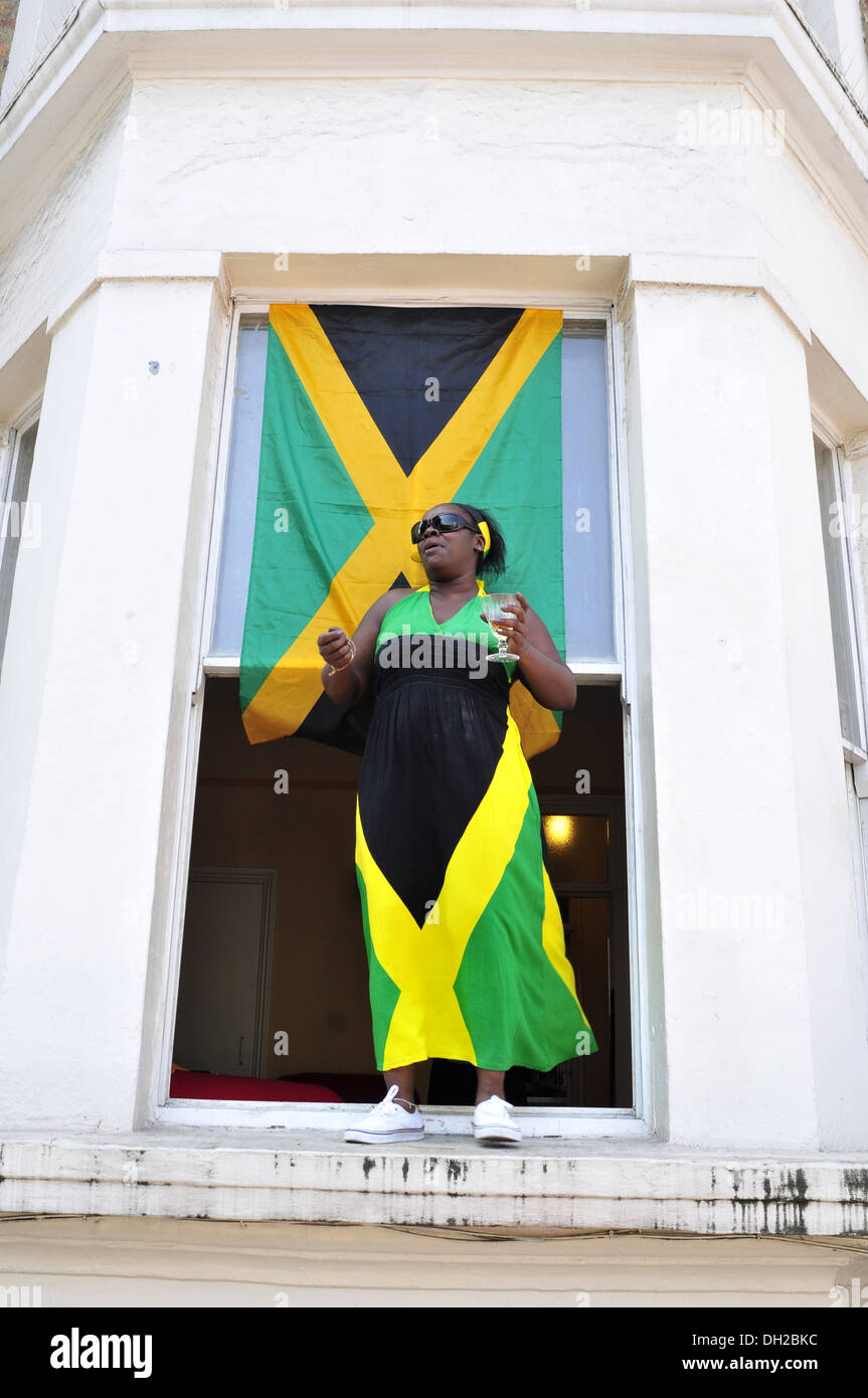 Eine Frau trägt eine Kleid jamaikanische Flagge auf dem Notting Hill Carnival in London Stockfoto