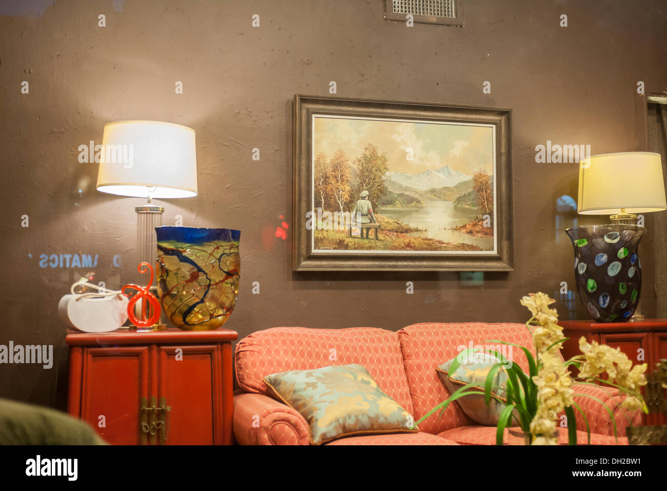 NY, NY, USA. 29. Oktober 2013. Banksy Fans strömen, Housing Works Thrift Shop im Stadtteil Gramercy Park von New York auf Dienstag, 29. Oktober 2013 "Die Banalität der Banalität des Bösen" sehen die neunundzwanzigsten Rate von Banksy-Graffiti-Kunst. Das Kunstwerk ist ein Secondhand Shop Malerei eine pastorale Szene mit einer Nazi-Figur bemalt und dann wieder an den Secondhand-Laden gespendet. © Richard Levine/Alamy Live-Nachrichten Stockfoto