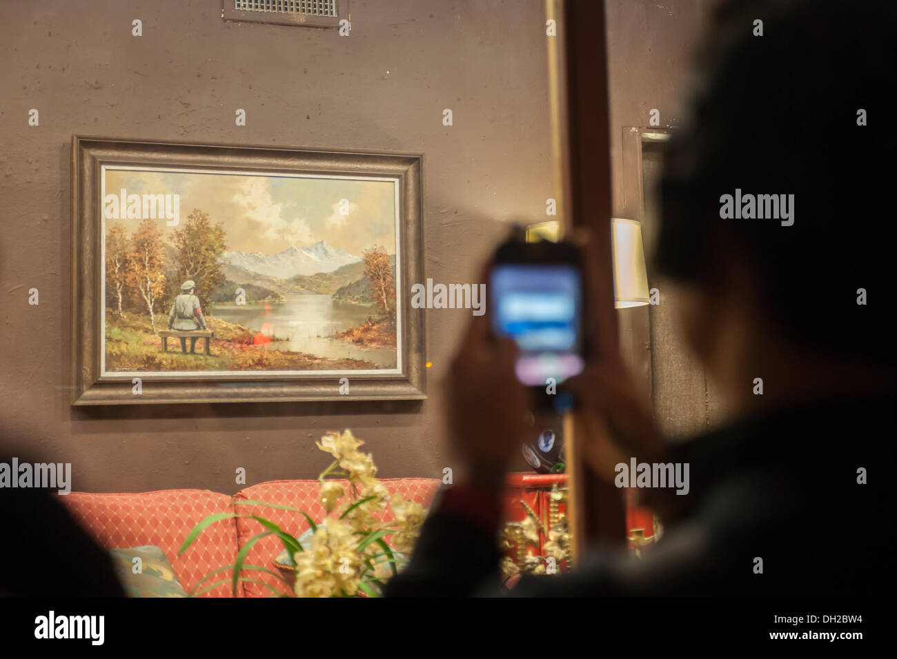 NY, NY, USA. 29. Oktober 2013. Banksy Fans strömen, Housing Works Thrift Shop im Stadtteil Gramercy Park von New York auf Dienstag, 29. Oktober 2013 "Die Banalität der Banalität des Bösen" sehen die neunundzwanzigsten Rate von Banksy-Graffiti-Kunst. Das Kunstwerk ist ein Secondhand Shop Malerei eine pastorale Szene mit einer Nazi-Figur bemalt und dann wieder an den Secondhand-Laden gespendet. © Richard Levine/Alamy Live-Nachrichten Stockfoto