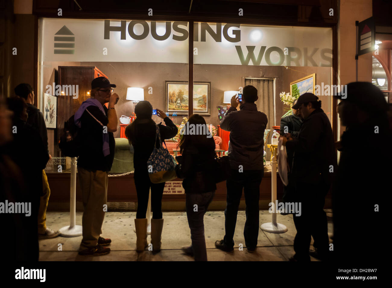 NY, NY, USA. 29. Oktober 2013. Banksy Fans strömen, Housing Works Thrift Shop im Stadtteil Gramercy Park von New York auf Dienstag, 29. Oktober 2013 "Die Banalität der Banalität des Bösen" sehen die neunundzwanzigsten Rate von Banksy-Graffiti-Kunst. Das Kunstwerk ist ein Secondhand Shop Malerei eine pastorale Szene mit einer Nazi-Figur bemalt und dann wieder an den Secondhand-Laden gespendet. © Richard Levine/Alamy Live-Nachrichten Stockfoto