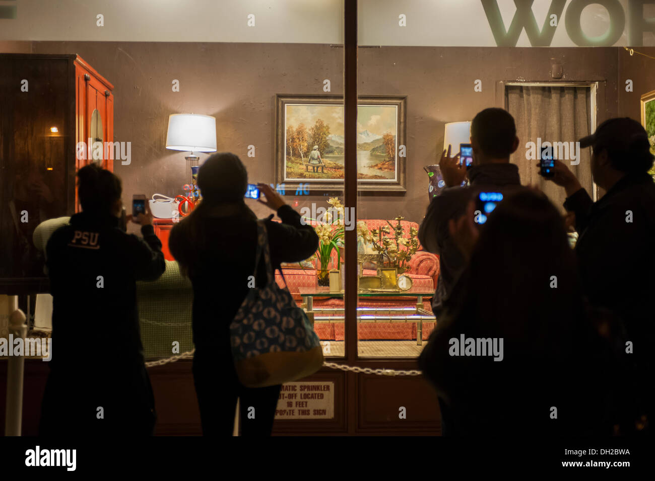 NY, NY, USA. 29. Oktober 2013. Banksy Fans strömen, Housing Works Thrift Shop im Stadtteil Gramercy Park von New York auf Dienstag, 29. Oktober 2013 "Die Banalität der Banalität des Bösen" sehen die neunundzwanzigsten Rate von Banksy-Graffiti-Kunst. Das Kunstwerk ist ein Secondhand Shop Malerei eine pastorale Szene mit einer Nazi-Figur bemalt und dann wieder an den Secondhand-Laden gespendet. © Richard Levine/Alamy Live-Nachrichten Stockfoto