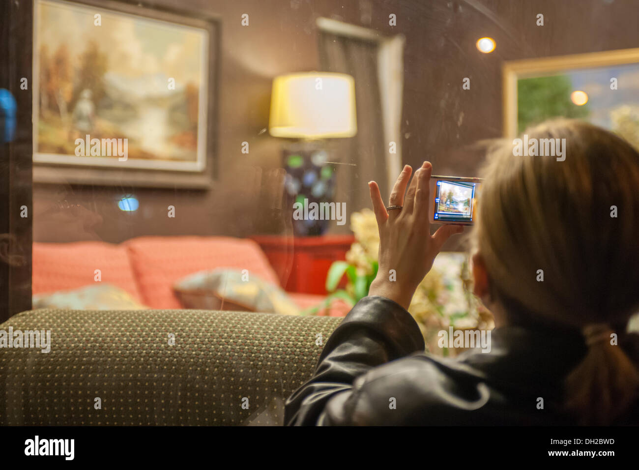 NY, NY, USA. 29. Oktober 2013. Banksy Fans strömen, Housing Works Thrift Shop im Stadtteil Gramercy Park von New York auf Dienstag, 29. Oktober 2013 "Die Banalität der Banalität des Bösen" sehen die neunundzwanzigsten Rate von Banksy-Graffiti-Kunst. Das Kunstwerk ist ein Secondhand Shop Malerei eine pastorale Szene mit einer Nazi-Figur bemalt und dann wieder an den Secondhand-Laden gespendet. © Richard Levine/Alamy Live-Nachrichten Stockfoto