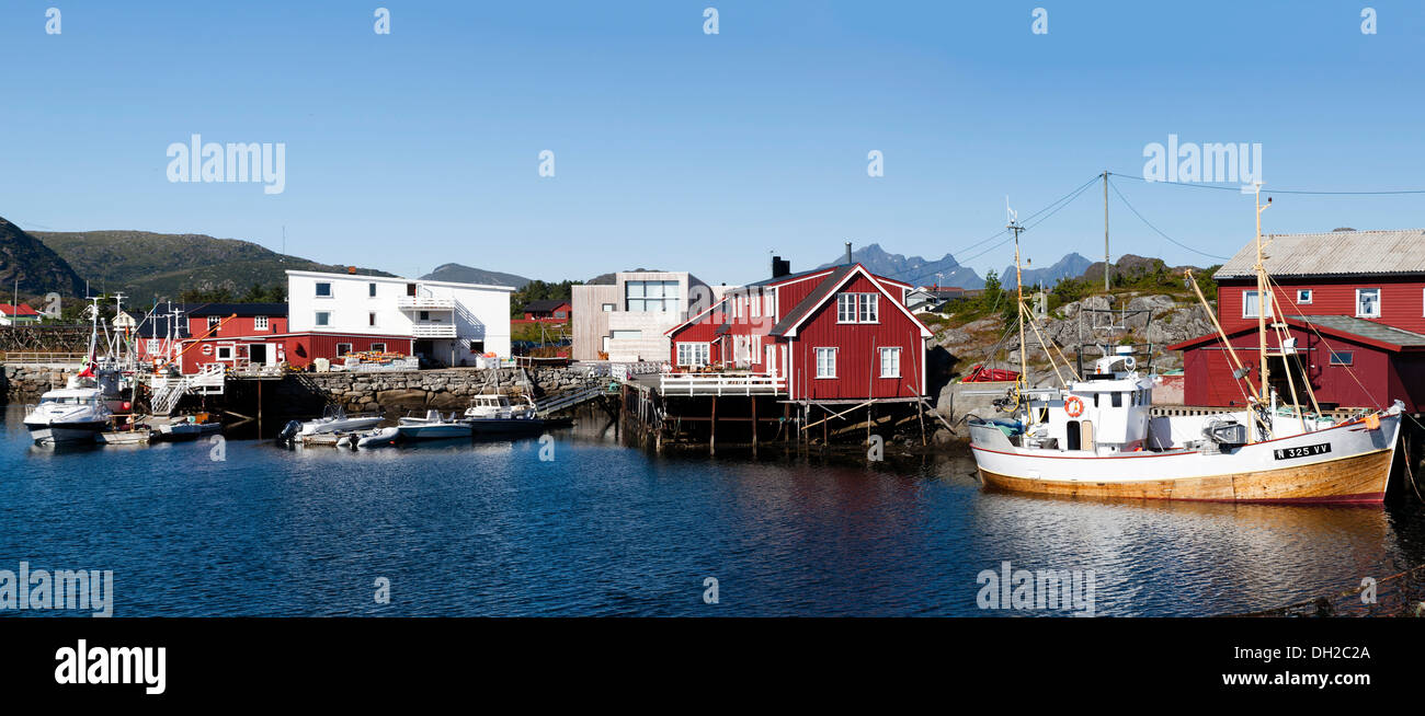 Traditionelle und moderne Häuser neben dem Hafen, Ballstadt, Lofoten, Nordland, Norwegen Stockfoto