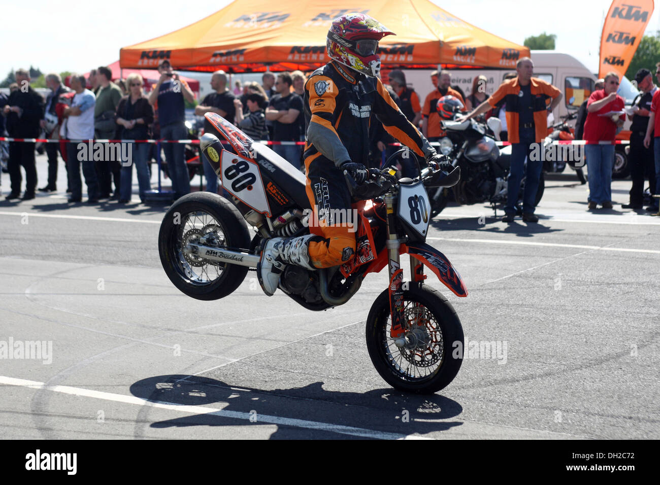 Ein Supermoto-Motorrad zeigt eine Bremse-Manöver bei einem Stunt show, Koblenz, Rheinland-Pfalz Stockfoto