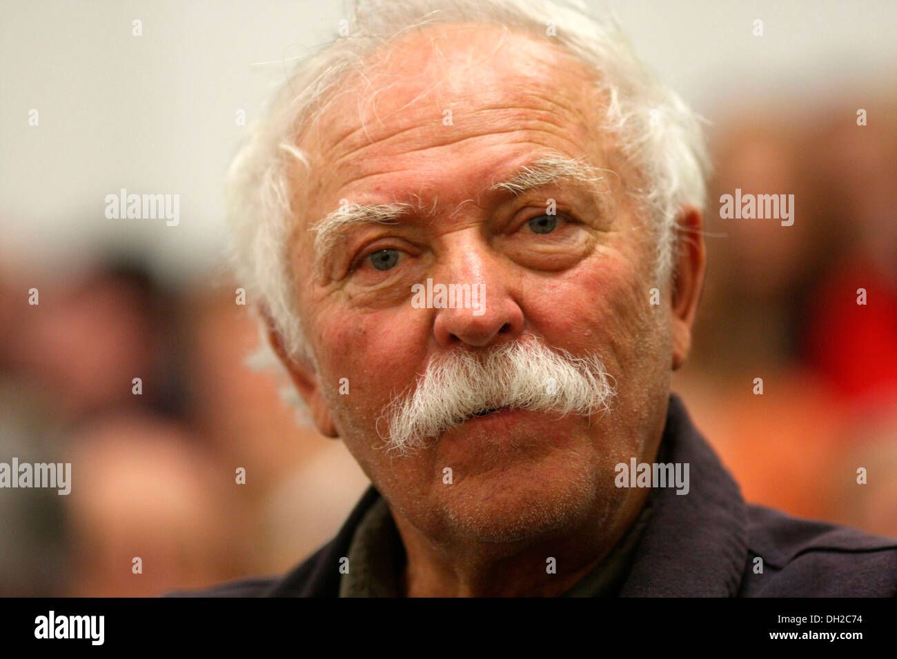 Der Illustrator, Buchautor und Schriftstellers Janosch aka Horst Eckert bei der Eröffnung seiner Ausstellung im Ludwig Stockfoto