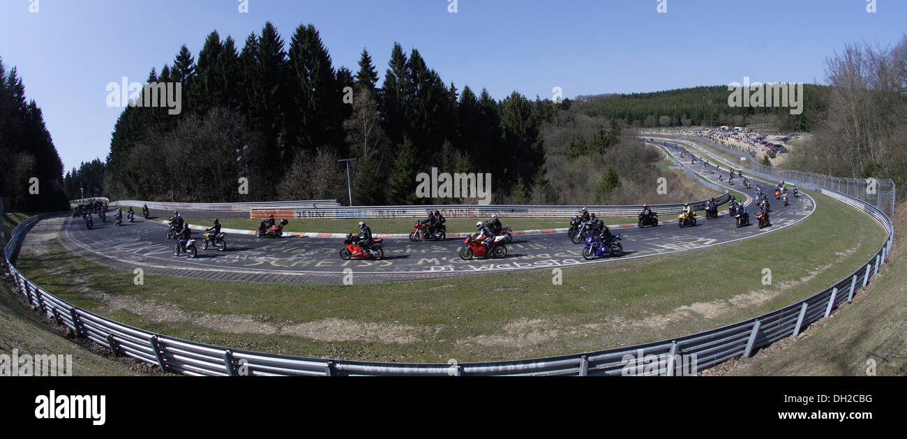 Mehrere tausend Motorradfahrer in einer Motorrad-Parade auf der Nordschleife Teil der Rennstrecke Nürburgring beginnen von der Stockfoto