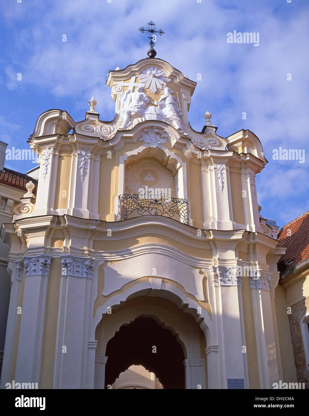 Barocke Kirche Torbogen, Ausros Vartu Gatve, Vilnius, Bezirk Vilnius, Litauen Stockfoto