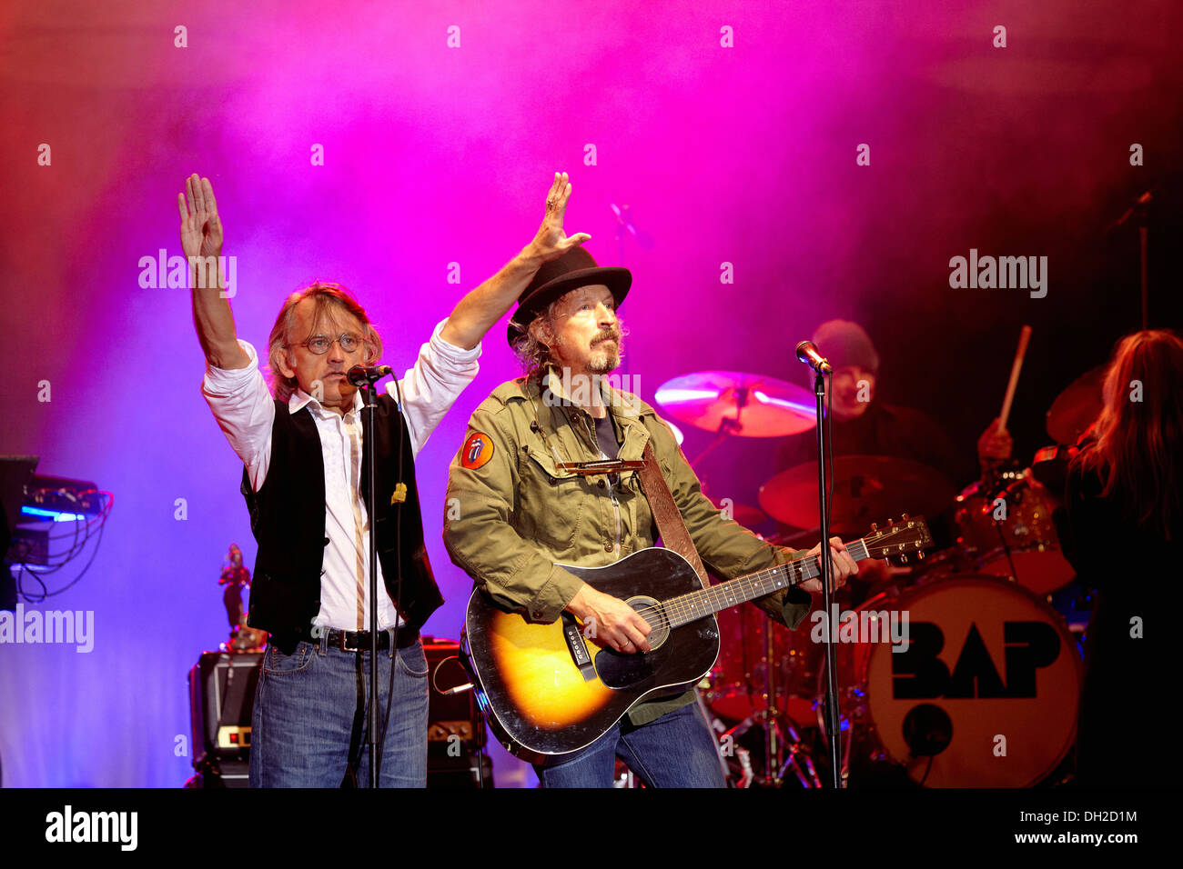 Wolfgang Niedecken, Frontmann der Rockgruppe BAP, rechts, Durchführung ein Duett mit dem Schlagzeuger Juergen Zoeller auf sein 25-jähriges Jubiläum der Stockfoto