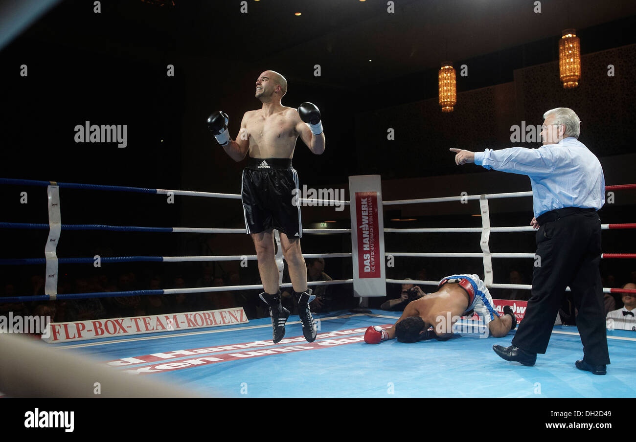 Professioneller Boxkampf, Michael Stromberg feiert nach einem k.o.-Sieg über Mavran Schade, Rhein-Mosel-Halle, Koblenz Stockfoto