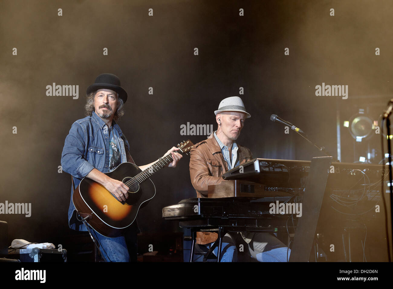 Wolfgang Niedecken, Frontmann der Rockgruppe BAP, verließ, Durchführung mit Keyboarder Michael Nass während das Abschlusskonzert des Stockfoto