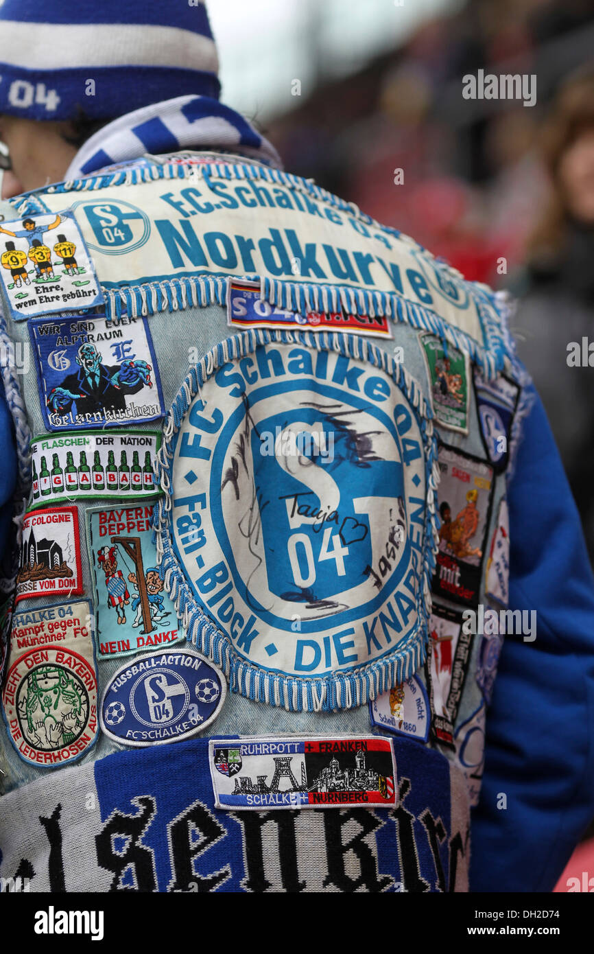 Fan des Fußballclubs FC Schalke 04 mit einer "Fan Jacke", Mainz, Rheinland-Pfalz, Deutschland Stockfoto