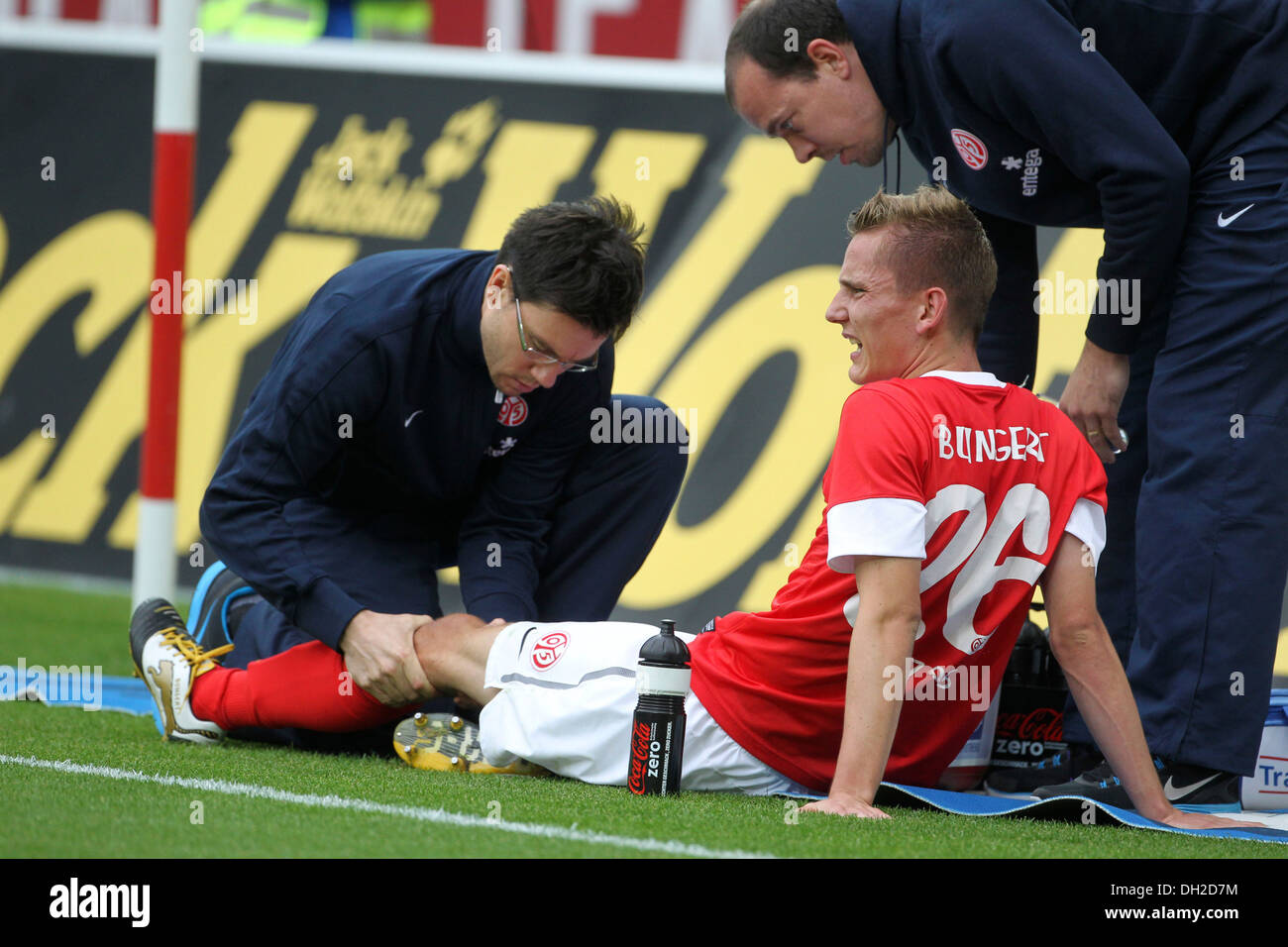 Niko Bungert, Spieler des FSV Mainz 05 wird behandelt an der Seitenlinie, FSV Mainz 05 Vs Fortuna Düsseldorf, Coface Arena, Mainz Stockfoto