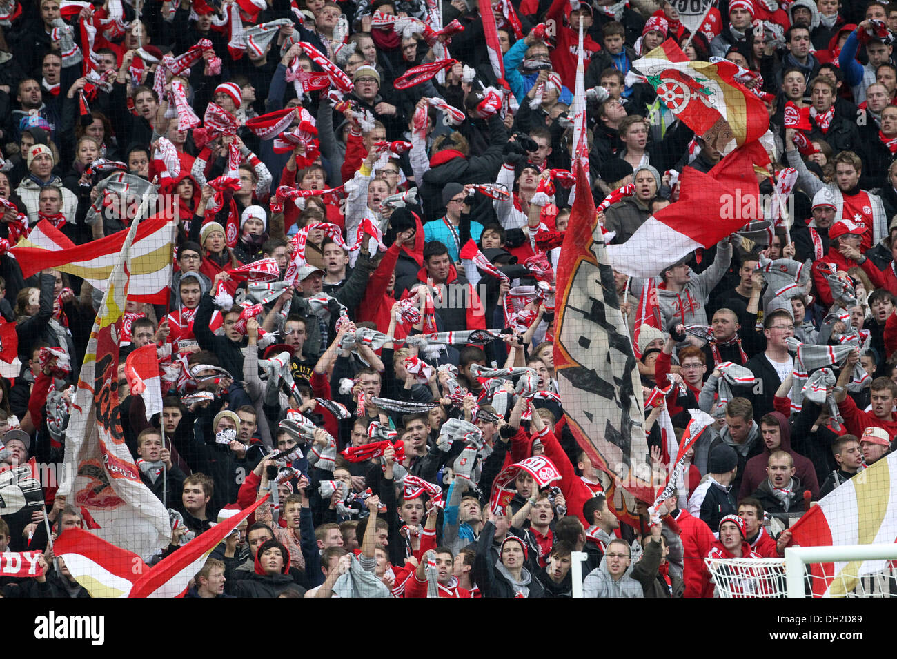 FSV Mainz 05-Fans während des Spiels FSV Mainz 05 - TSG 1899 Hoffenheim, Coface Arena, Mainz, Rheinland-Pfalz Stockfoto