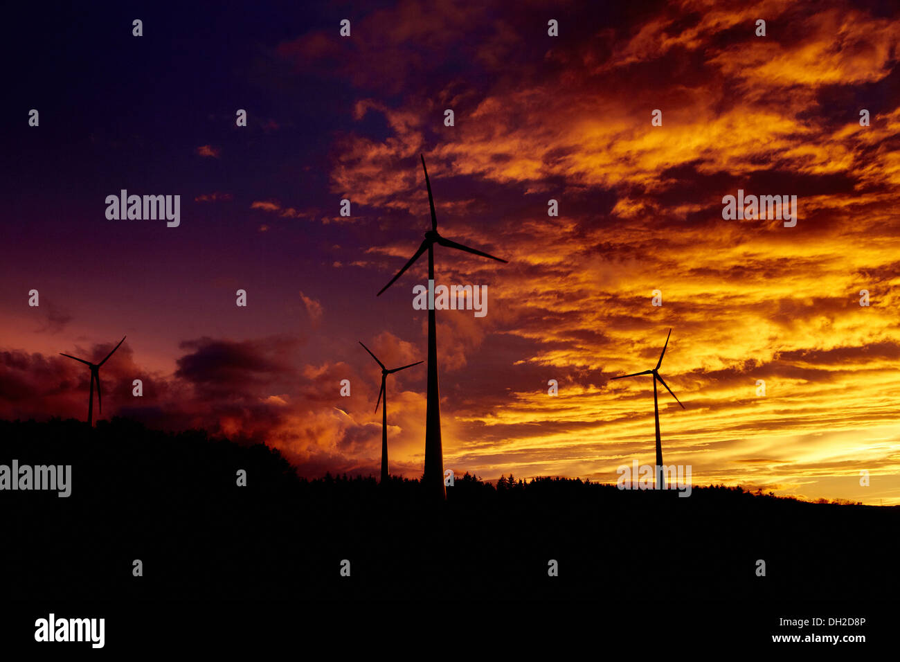 Windkraftanlagen in der Hunsrueck-Region in der Nähe von Kirchberg, Rheinland-Pfalz Stockfoto