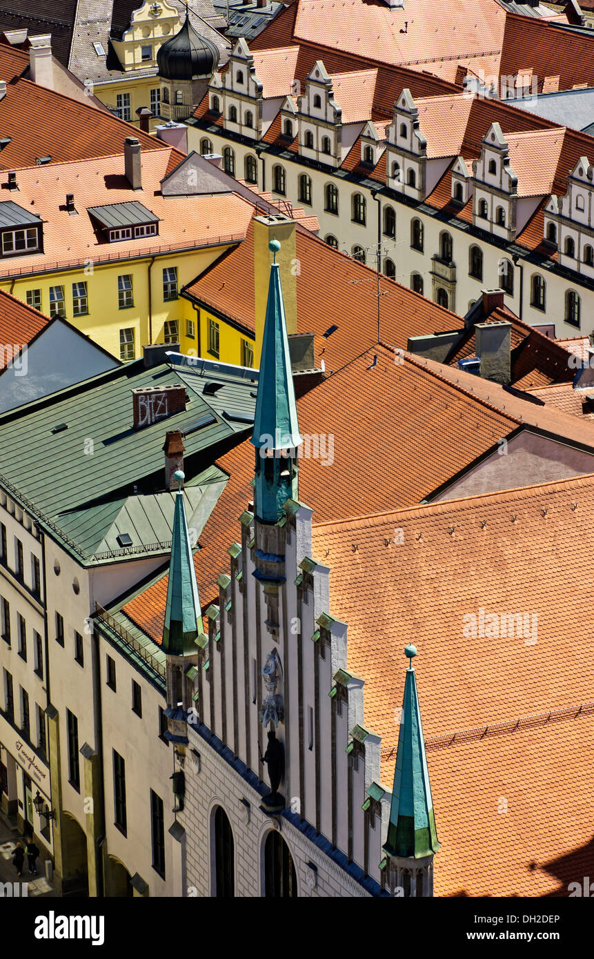 Blick auf den Giebel und Dächer Münchens gesehen vom Turm der Kirche St. Peter, Bayern Stockfoto