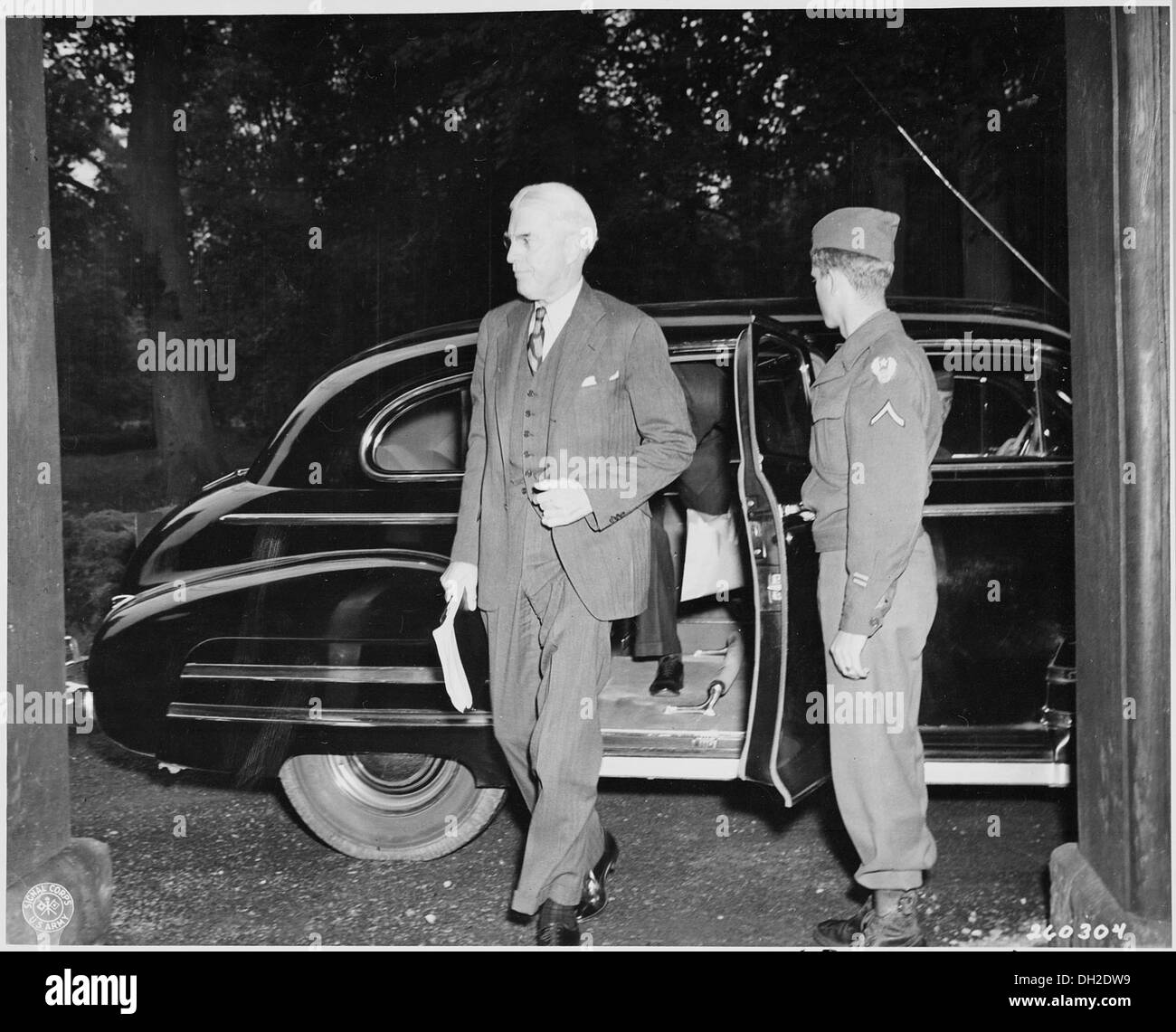 Assistant Secretary Of State Will Clayton kommt mit der Limousine für die Potsdamer Konferenz in Deutschland. 198910 Stockfoto