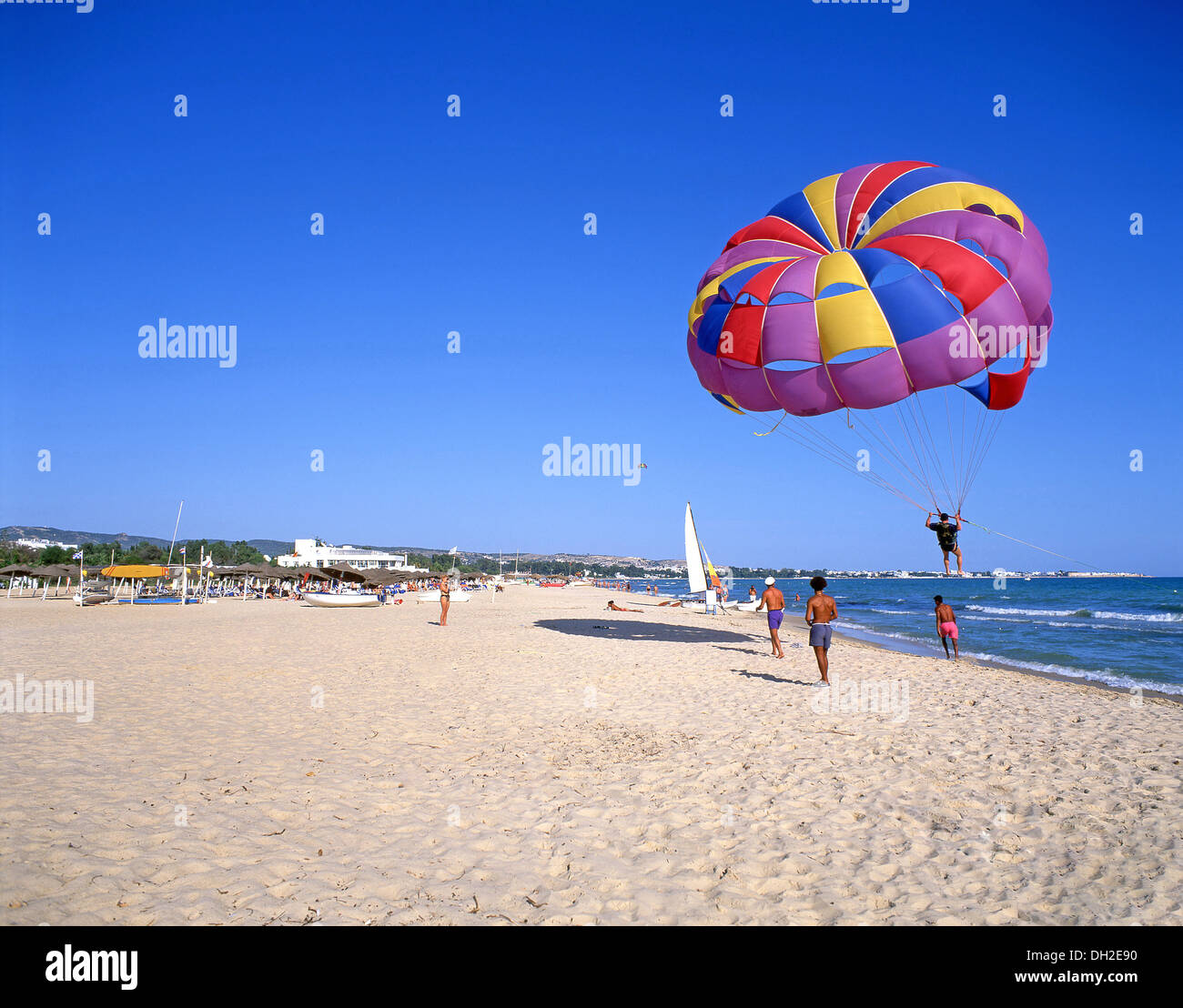 Drachenfliegen am Hammament Strand, Hammamet, Nabeul Governorate, Tunesien Stockfoto