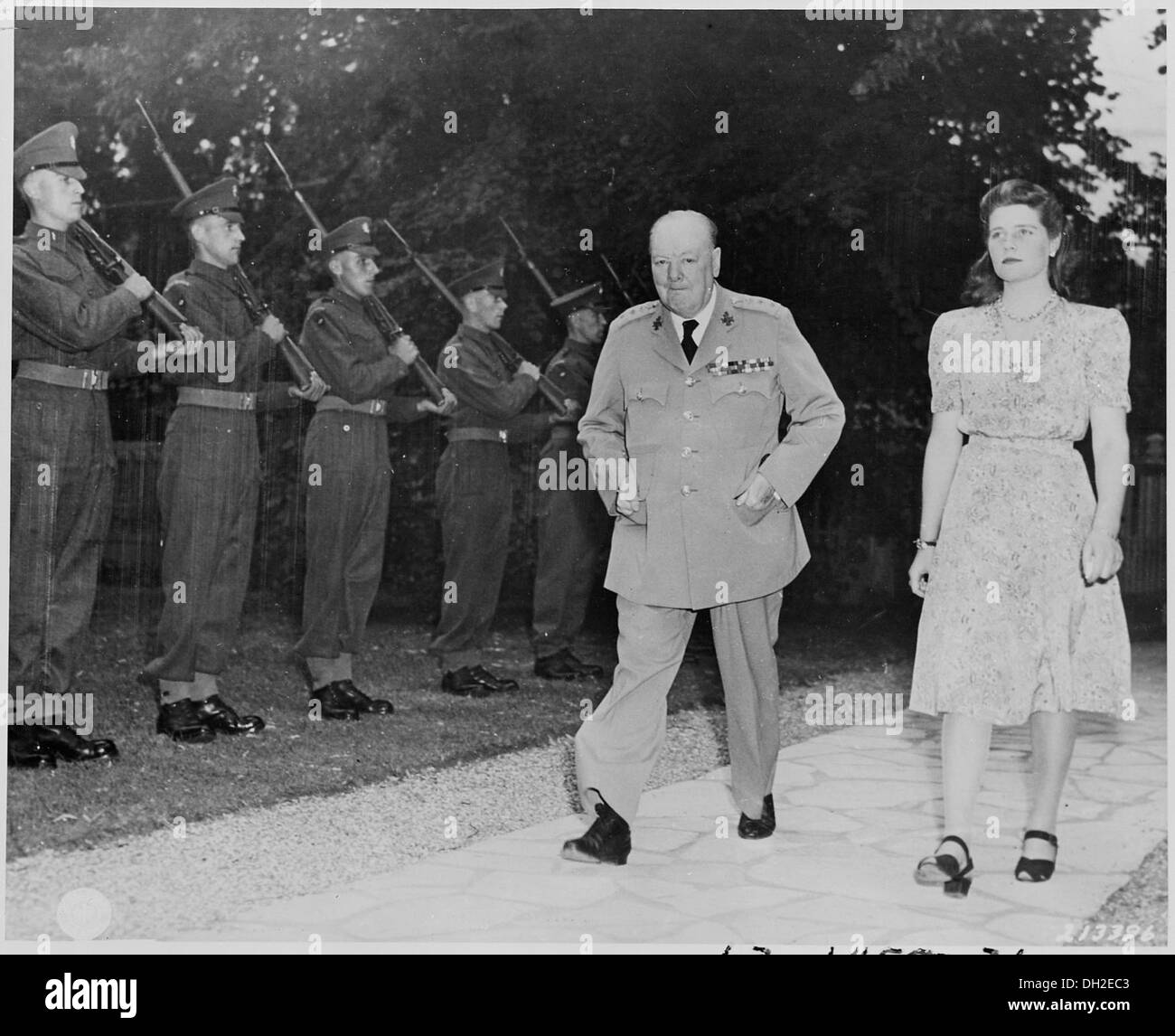 Der britische Premierminister Winston Churchill und seine Tochter Mary werden im Garten ihrer Residenz gesehen, was einen ruhigen Moment des Familienlebens während seiner Amtszeit widerspiegelt. Stockfoto