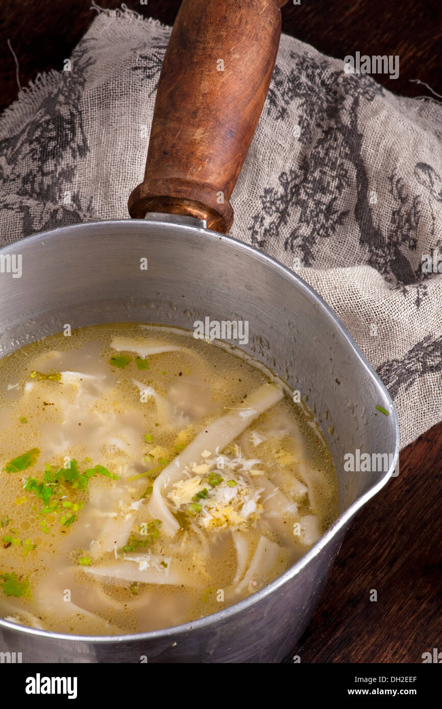 Klare Hühnersuppe mit Ei und hausgemachter pasta Stockfoto
