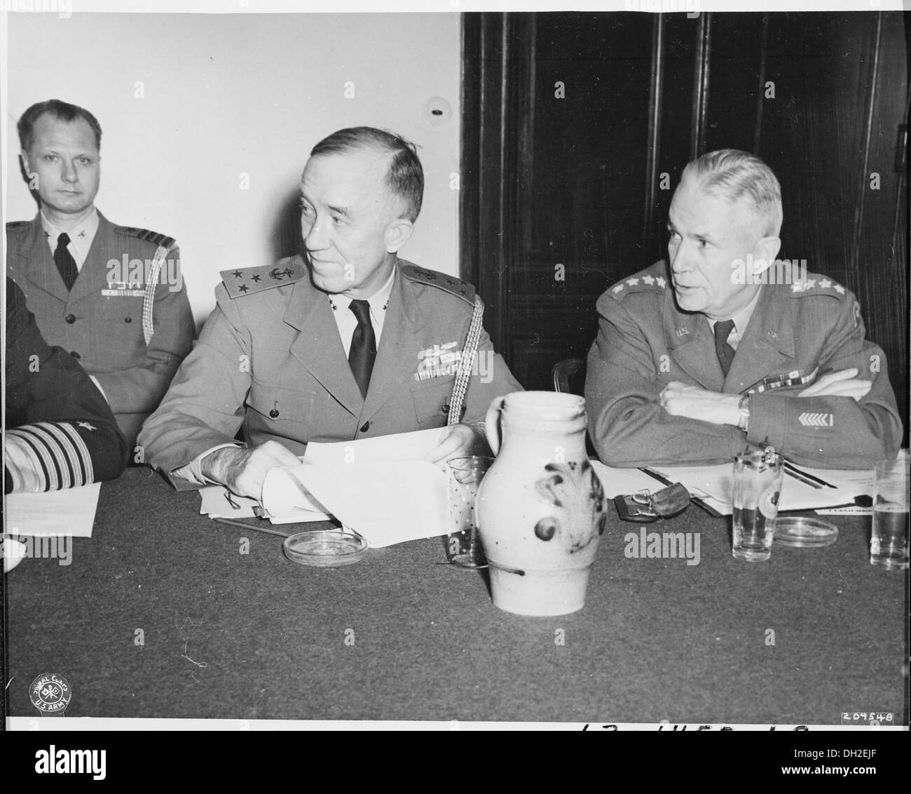 Chiefs Of Staff, L, R, Vice Admiral C. M. Cooke, Jr. und gen Brehon B. Somervell bei einem Treffen während der Potsdam... 198835 Stockfoto